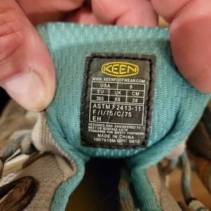 Keen Size 9 Women's Steel toe work shoe.